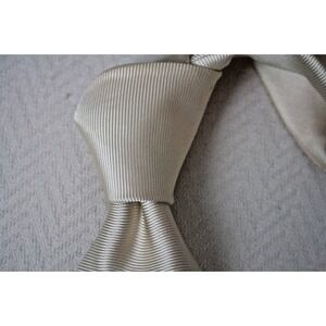 A SULKA & COMPANY Paris New York Men's Luxurious Weave All Silk Tie Beige